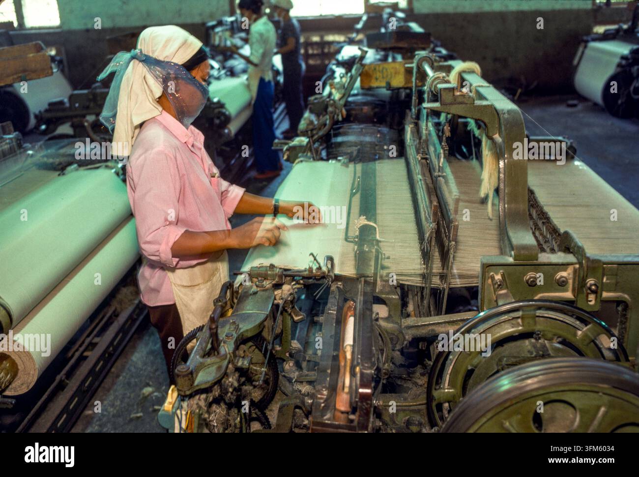 Donne che lavorano nella Fabbrica di Tessitura n. 5 che produce tessuti e altri prodotti tessili, Phnom Penh, Cambogia, settembre 1988 Foto Stock