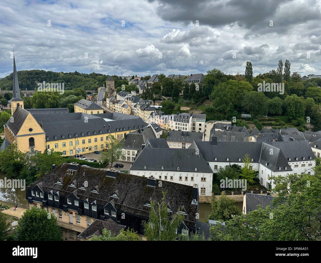 Veduta della città di Lussemburgo con architettura storica e torre della cattedrale. Vista scenografica dall'alto di una vecchia città europea con edifici storici, un Foto Stock