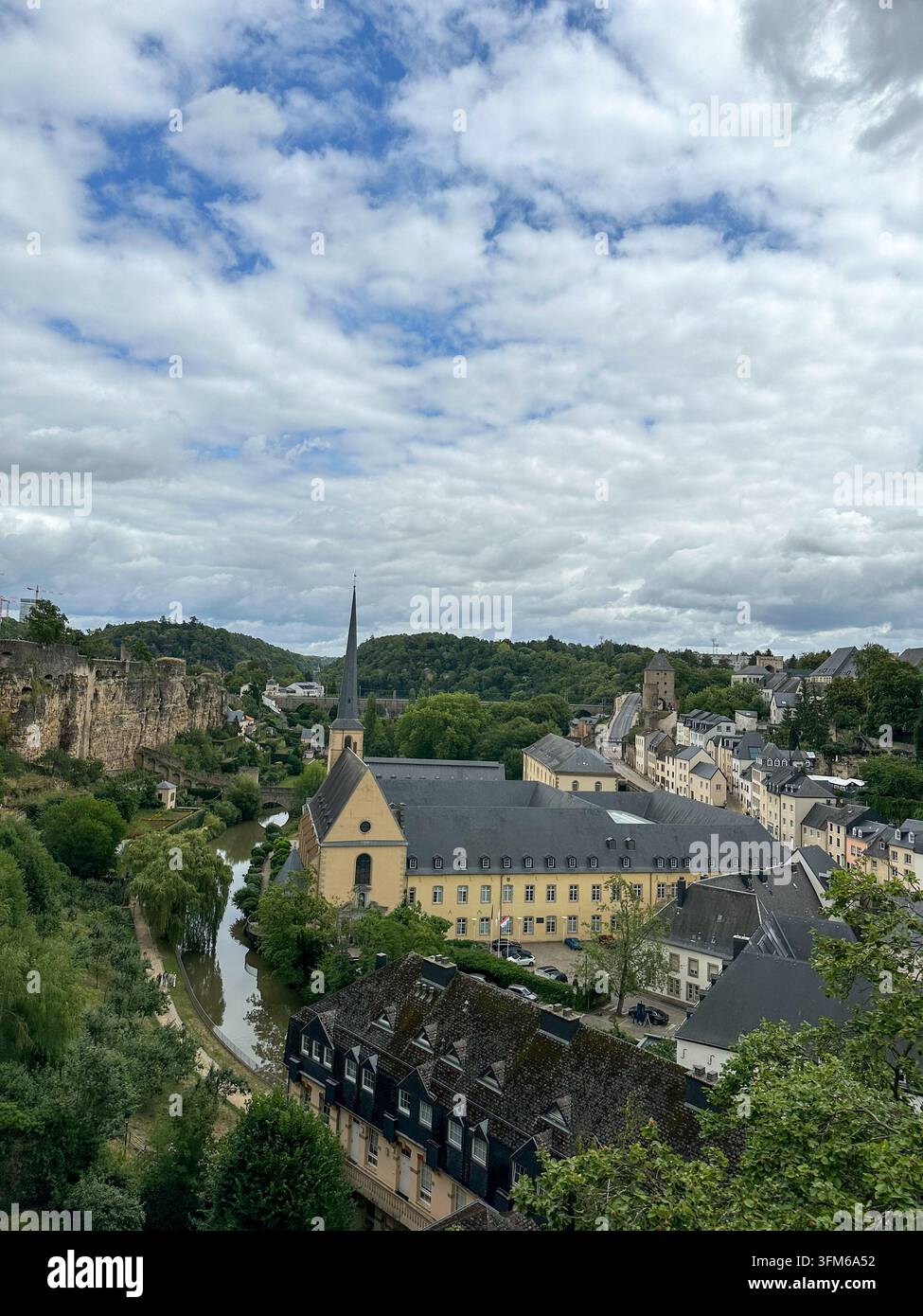 Paesaggio urbano europeo scenografico con torre della chiesa storica e vista sul fiume. Vista elevata panoramica di una città europea storica con un vecchio campanile, t - Immagine stock catturata con smartphone