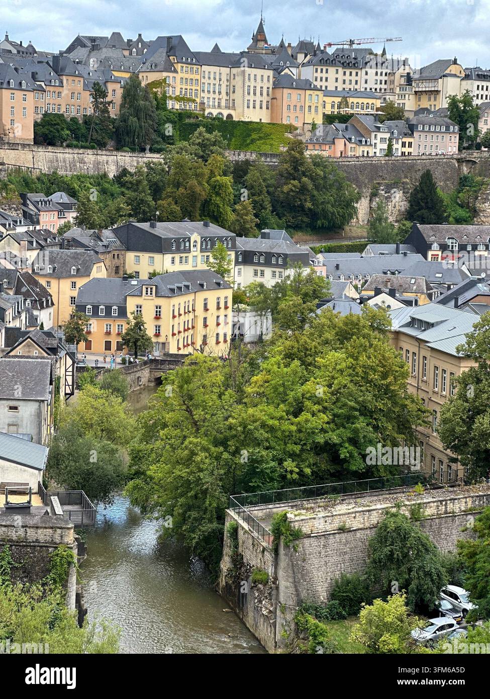 Paesaggio urbano panoramico di Lussemburgo con architettura storica e vista sul fiume. Vista ad angolazione alta di una città europea storica con affascinanti edifici tradizionali B Foto Stock