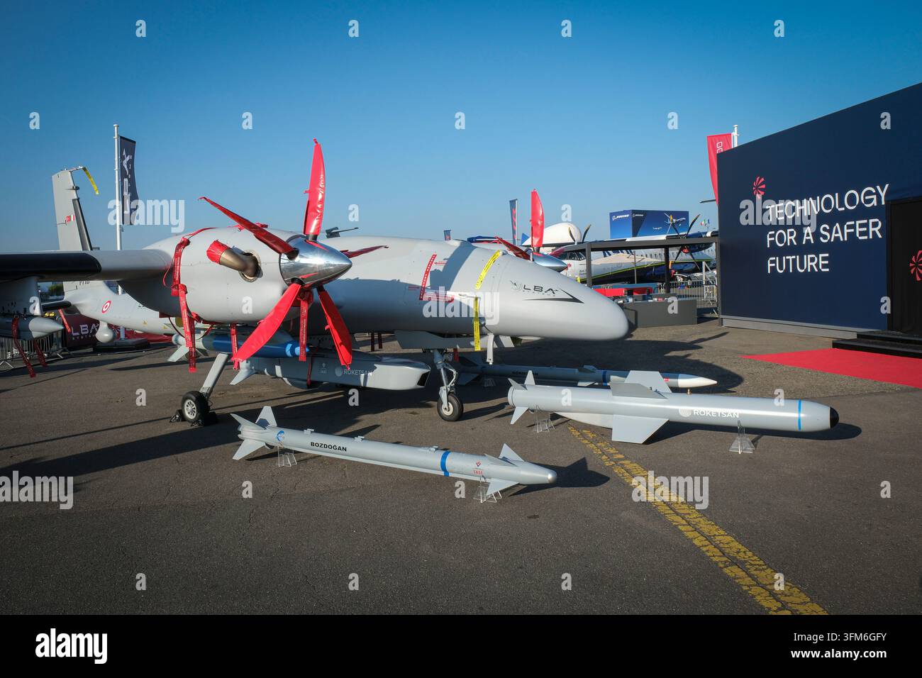 PARIGI, FRANCIA - 2025/06/19: La 55ª fiera aeronautica di Parigi a Le Bourget, nel giugno 2025, dove l'industria aerospaziale e della difesa mostra i suoi aerei, i suoi miss Foto Stock