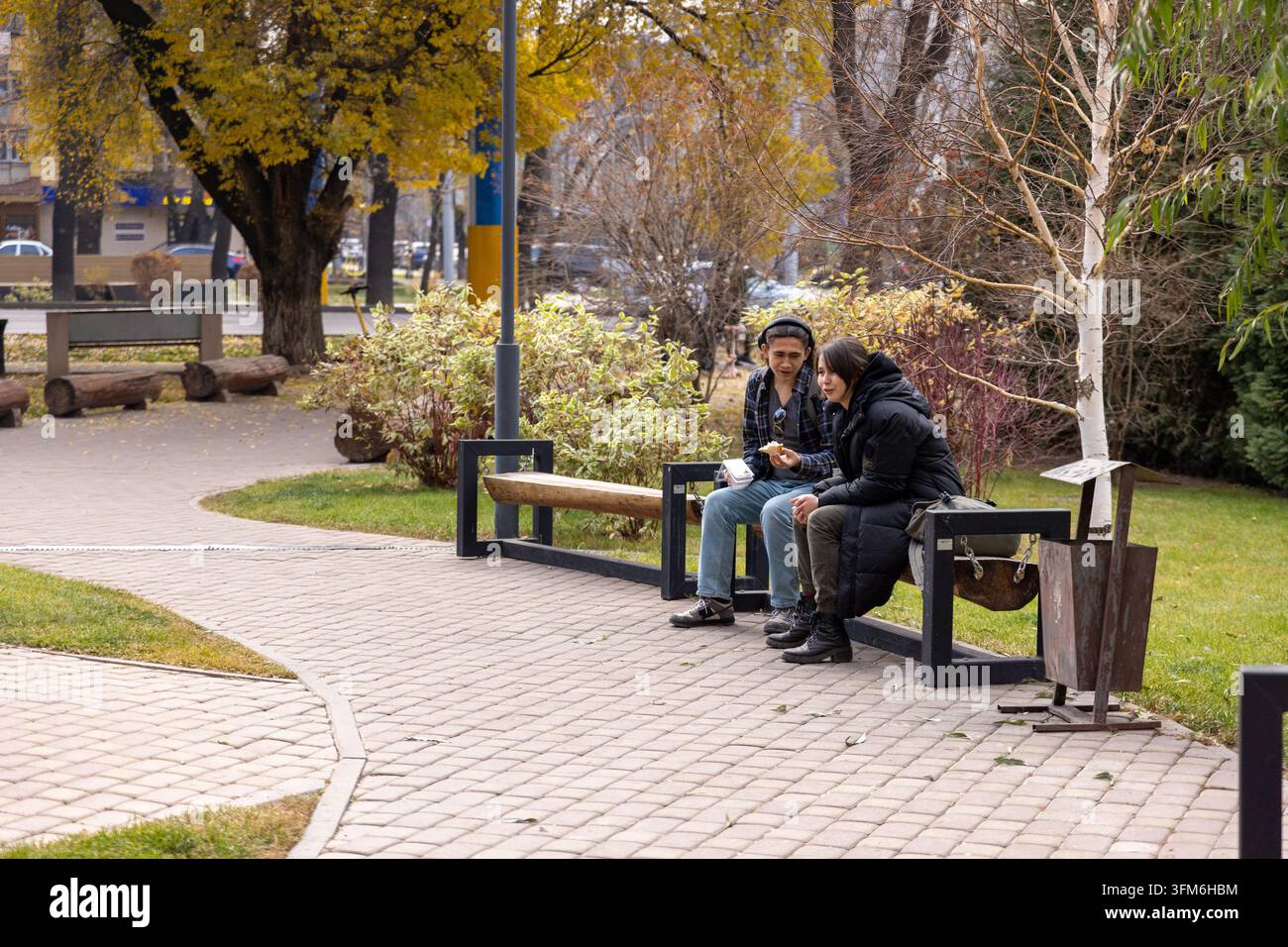 Vita studentesca pausa pranzo all'aperto nel parco autunnale Foto Stock
