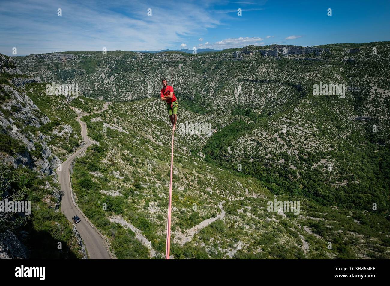 NAVACELLES, FRANCIA - 2017/06/09: Nel Cirque de Navacelles è installata una funivia di 1662 metri da un bordo del canyon all'altro per un record mondiale Foto Stock