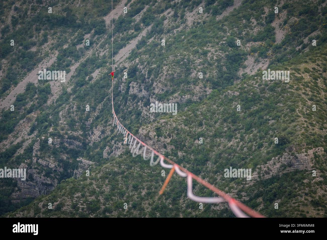 NAVACELLES, FRANCIA - 2017/06/09: Nel Cirque de Navacelles è installata una funivia di 1662 metri da un bordo del canyon all'altro per un record mondiale Foto Stock