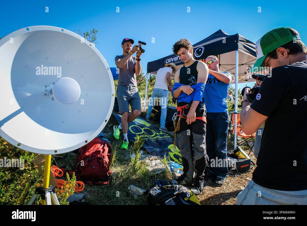 NAVACELLES, FRANCIA - 2017/06/08: Nel Cirque de Navacelles è installata una funivia di 1662 metri da un bordo del canyon all'altro per un record mondiale Foto Stock