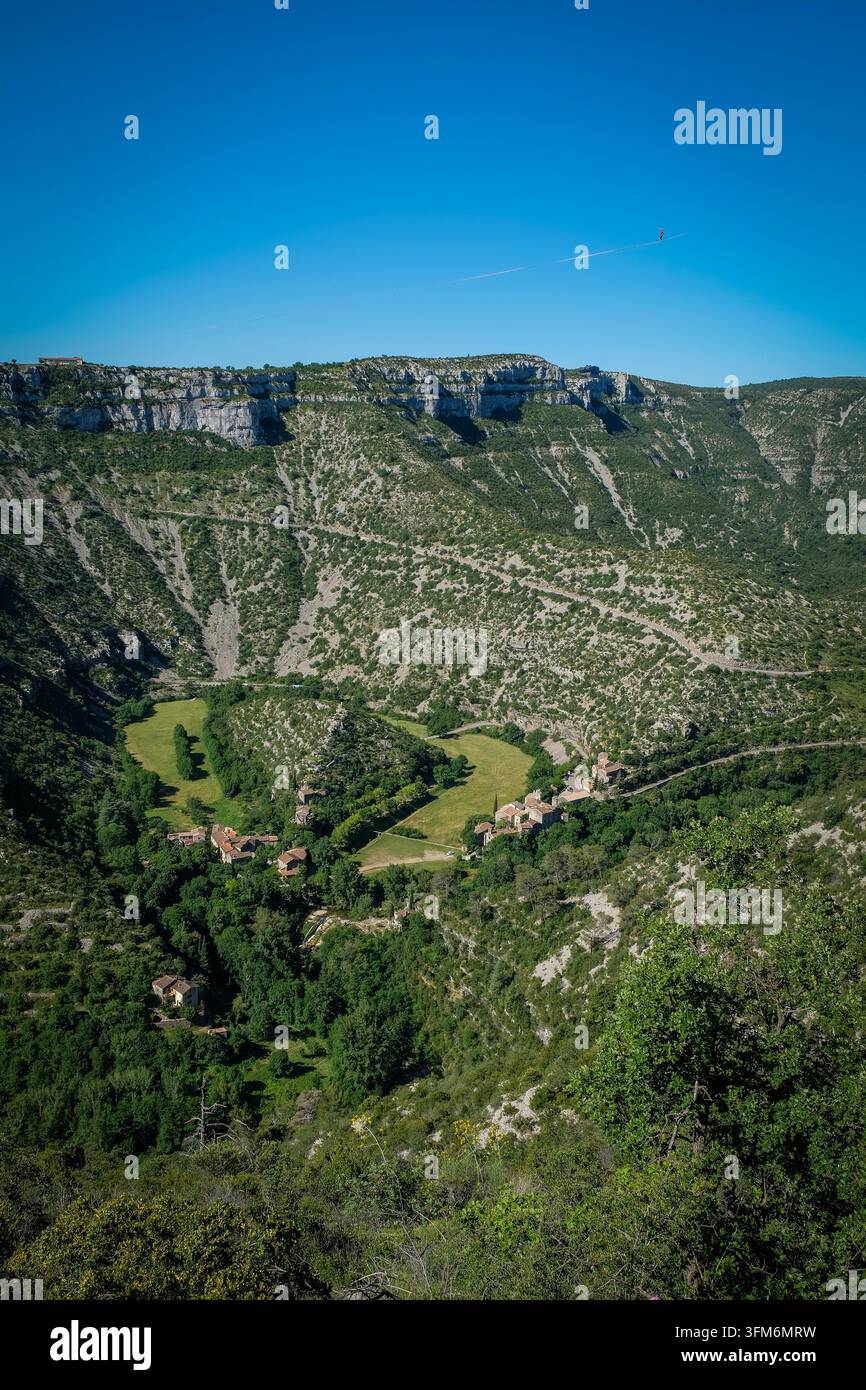 NAVACELLES, FRANCIA - 2017/06/08: Nel Cirque de Navacelles è installata una funivia di 1662 metri da un bordo del canyon all'altro per un record mondiale Foto Stock