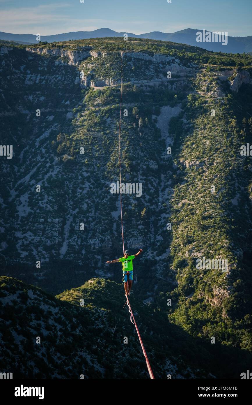 NAVACELLES, FRANCIA - 2017/06/08: Nel Cirque de Navacelles è installata una funivia di 1662 metri da un bordo del canyon all'altro per un record mondiale Foto Stock