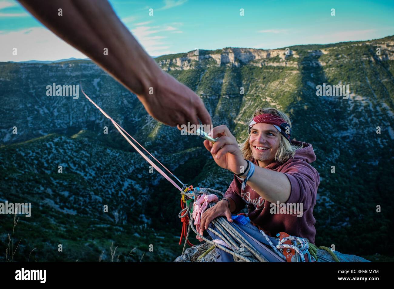 NAVACELLES, FRANCIA - 2017/06/08: Nel Cirque de Navacelles è installata una funivia di 1662 metri da un bordo del canyon all'altro per un record mondiale Foto Stock