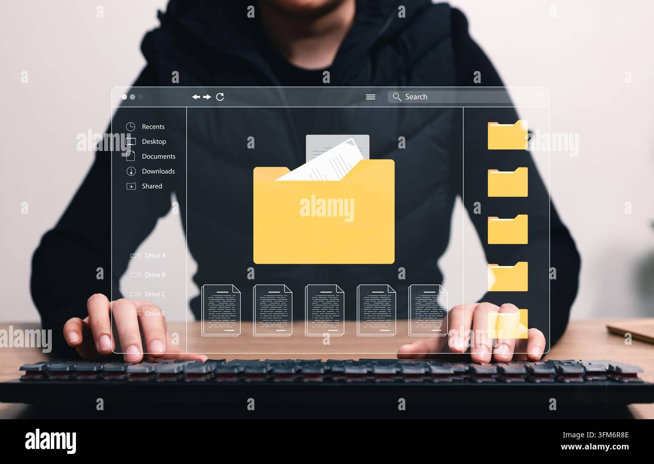 Concetto di gestione digitale dei documenti e organizzazione dei file. Donna d'affari che utilizza computer e cartelle, archiviazione dei dati, registri, ricerca, flusso di lavoro, Foto Stock