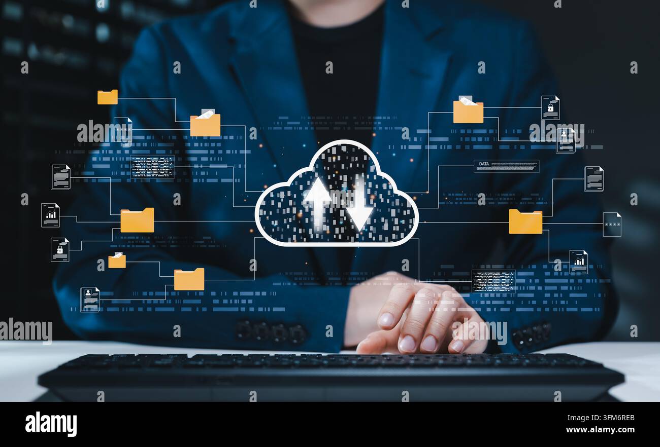 Concetto di trasferimento di file cloud computing e gestione di documenti digitali. Persona che utilizza un computer con icona di upload e download, cartella connessa, sicura Foto Stock