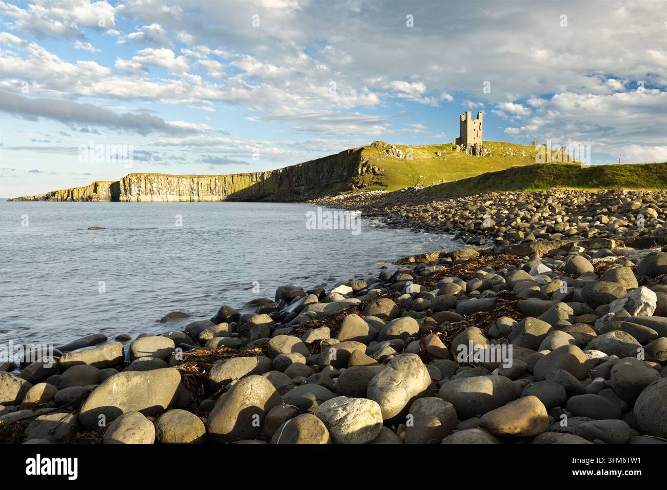 Le rovine del castello di Dunstanburgh, Northumberland, viste dalla baia di Embletone a nord. Foto Stock