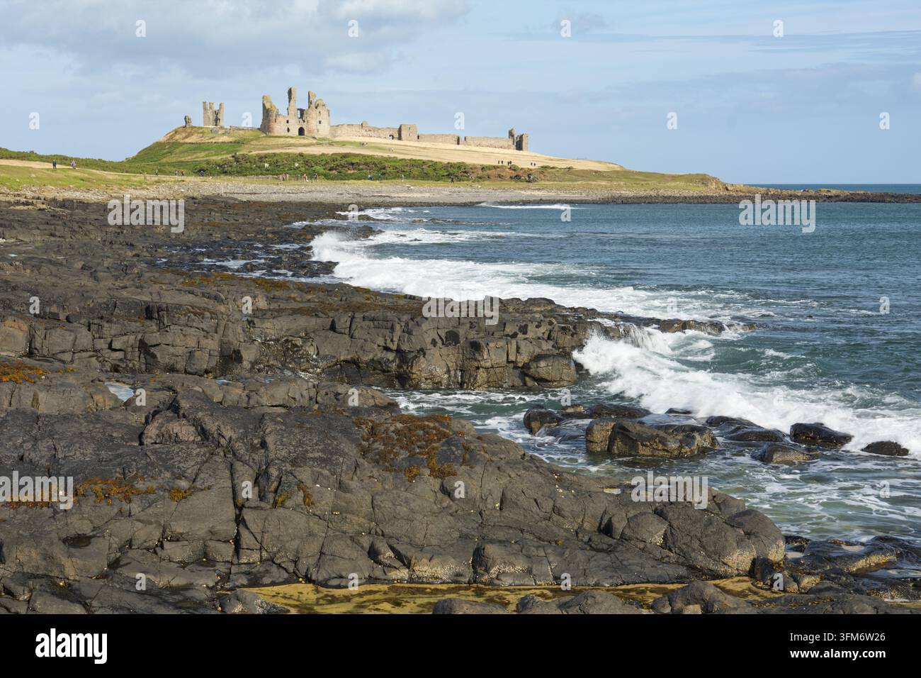 Le rovine del castello di Dunstanburgh, Northumberland, viste da vicino a Craster a sud Foto Stock