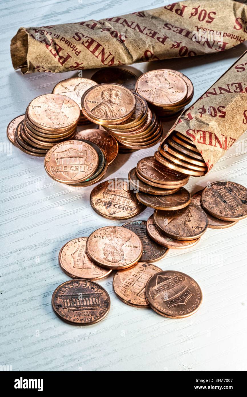 Primo piano di penny di rame e involucri di monete da penny, 2026, Stati Uniti Foto Stock