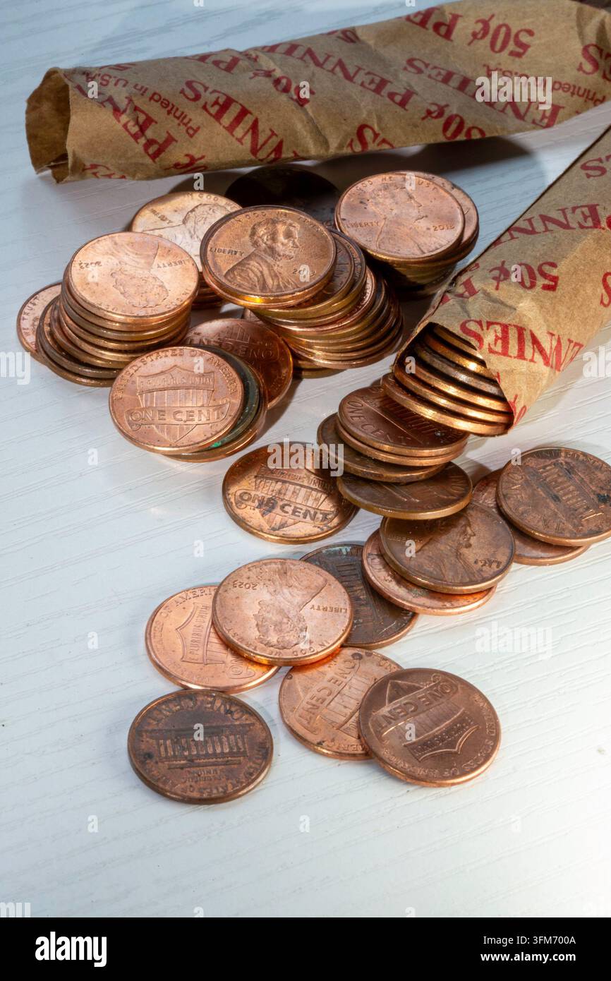 Primo piano di penny di rame e involucri di monete da penny, 2026, Stati Uniti Foto Stock