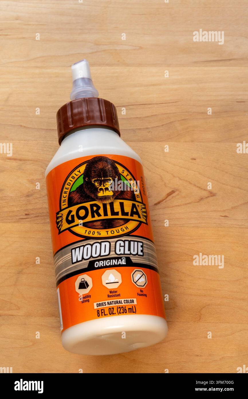 La colla per legno della marca Gorilla è un adesivo super forte utilizzato per legare materiali lignei, 2026, USA Foto Stock