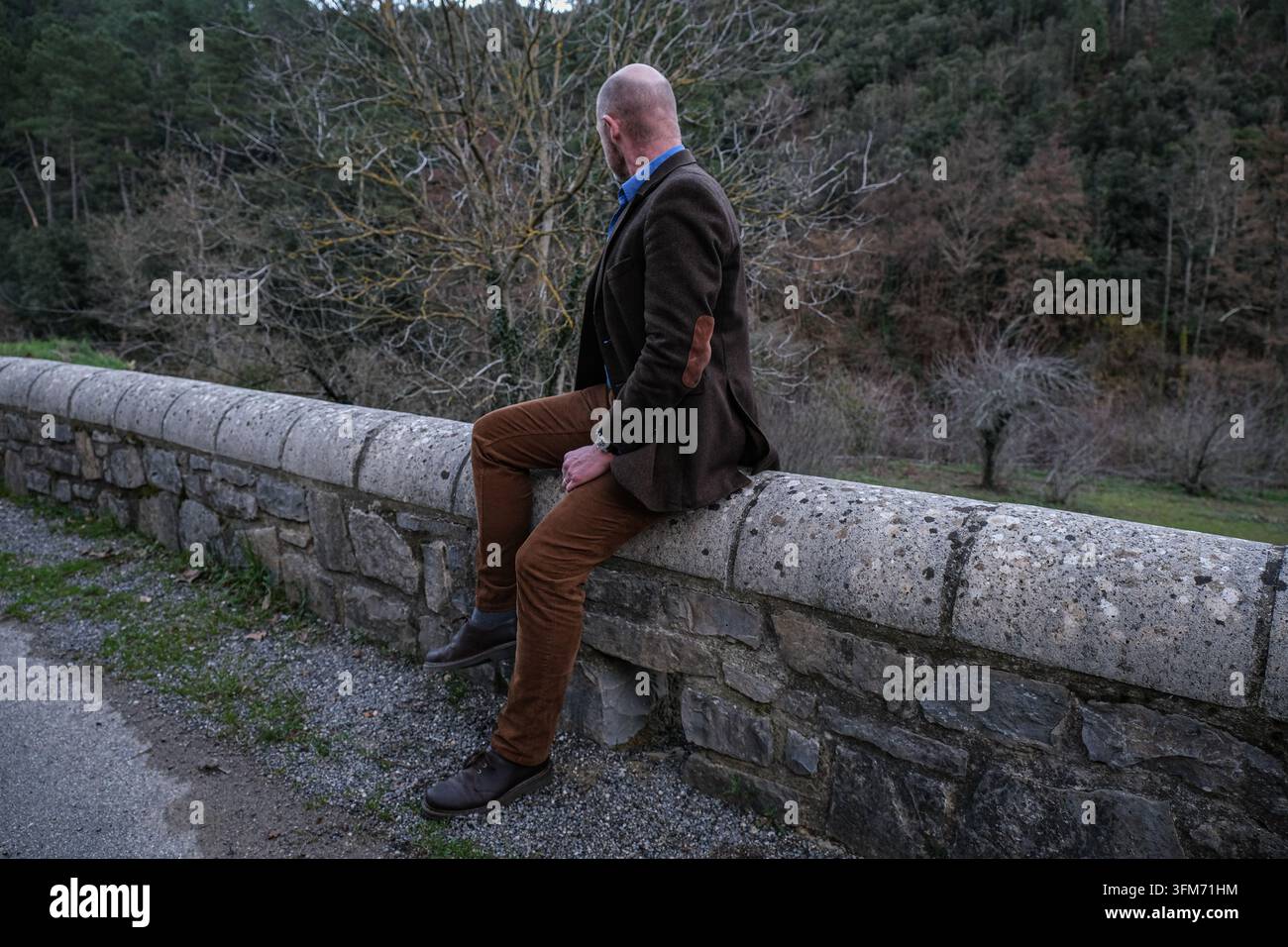 CEVENNES, FRANCIA - 2021/02/11: Un ex ufficiale dei servizi segreti francesi diventato autore e creatore di video, a casa nelle Cevenne nel febbraio 2021, w Foto Stock