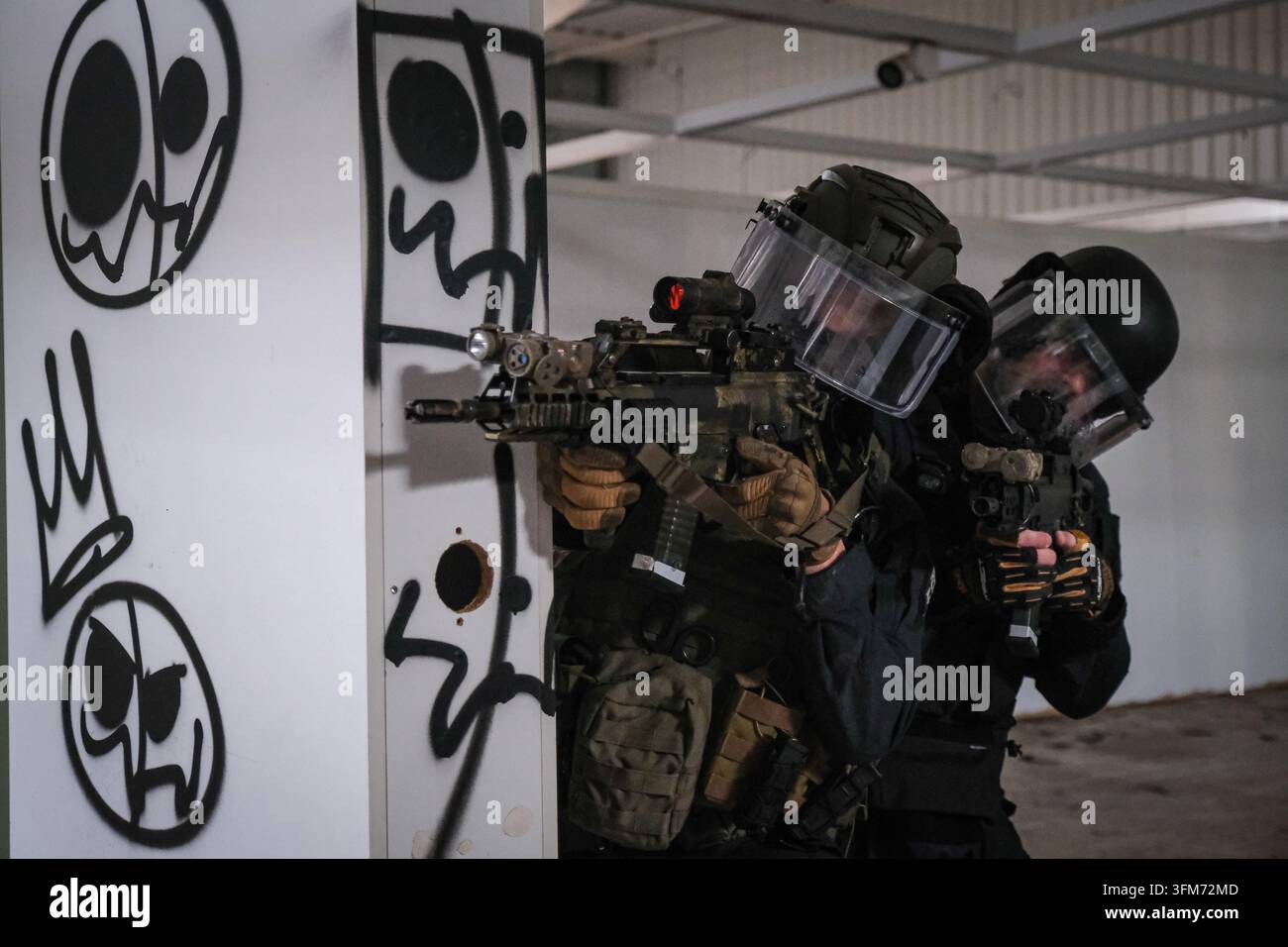 TOULOUSE, FRANCIA - 2023/02/01: Il distaccamento GIGN di Toulouse si allena in un centro commerciale dismesso, provando le tecniche di assalto e ricerca che utilizzerebbe Foto Stock