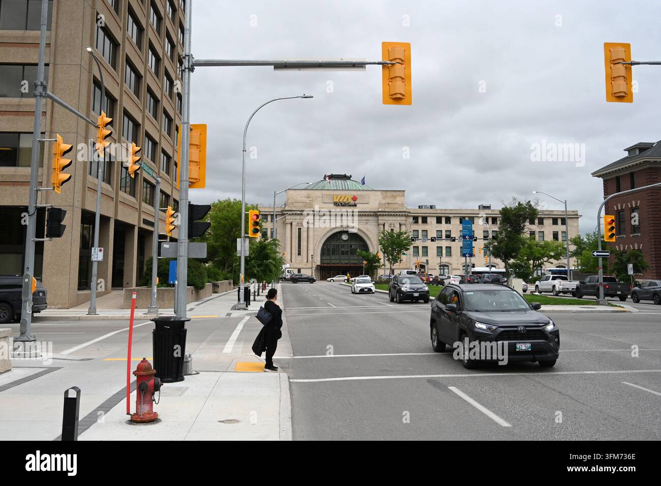 Winnipeg, Manitoba, Canada — 2 luglio 2026: Persone vicino alla Union Station di Winnipeg, Manitoba. Foto Stock