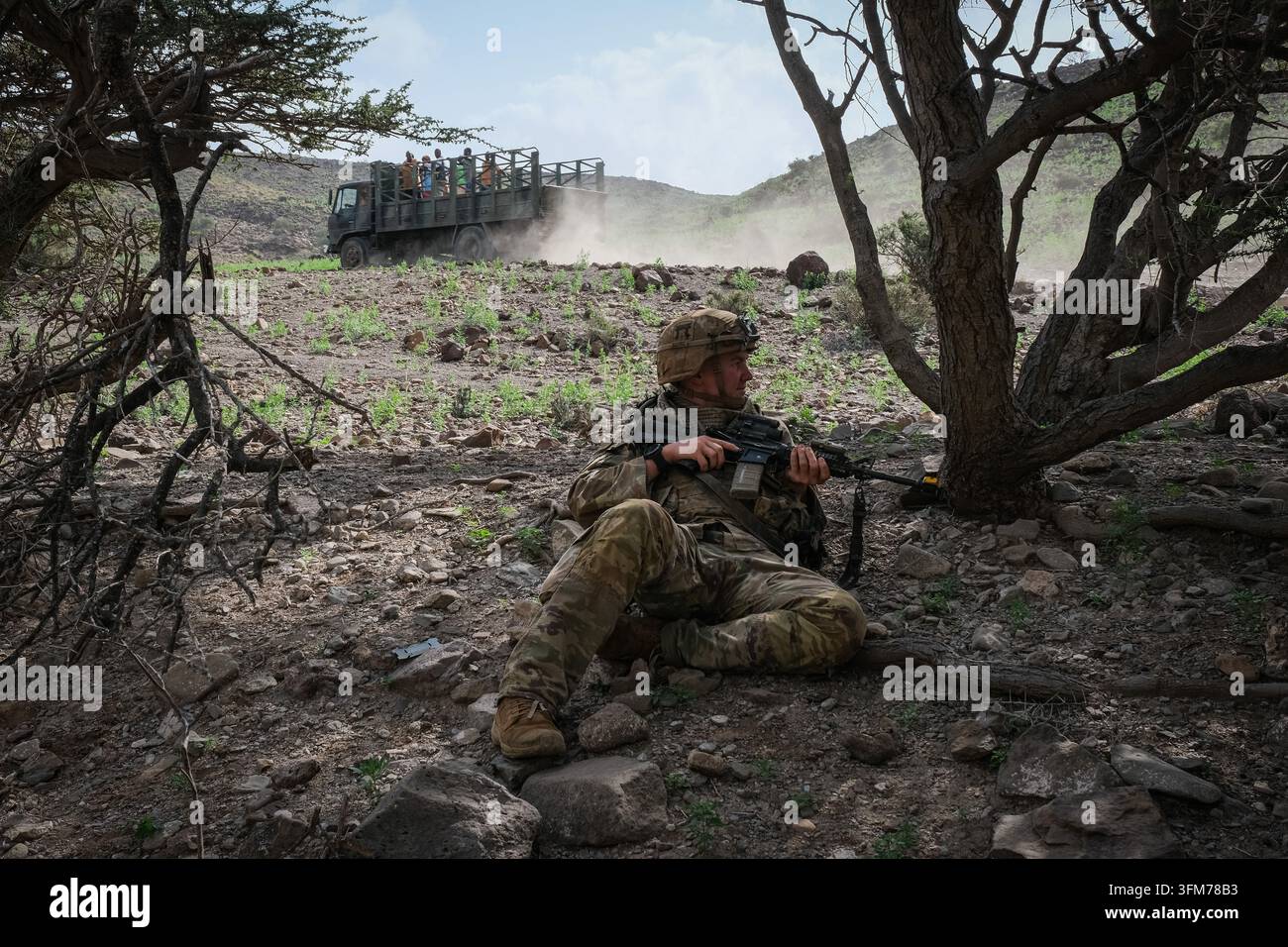 DJIBOUTI, DJIBOUTI - 2020/01/28: Soldati americani di una divisione aviotrasportata si addestrano per il combattimento nel deserto nelle colline di Gibuti all'inizio del 2020, dal mare... Foto Stock