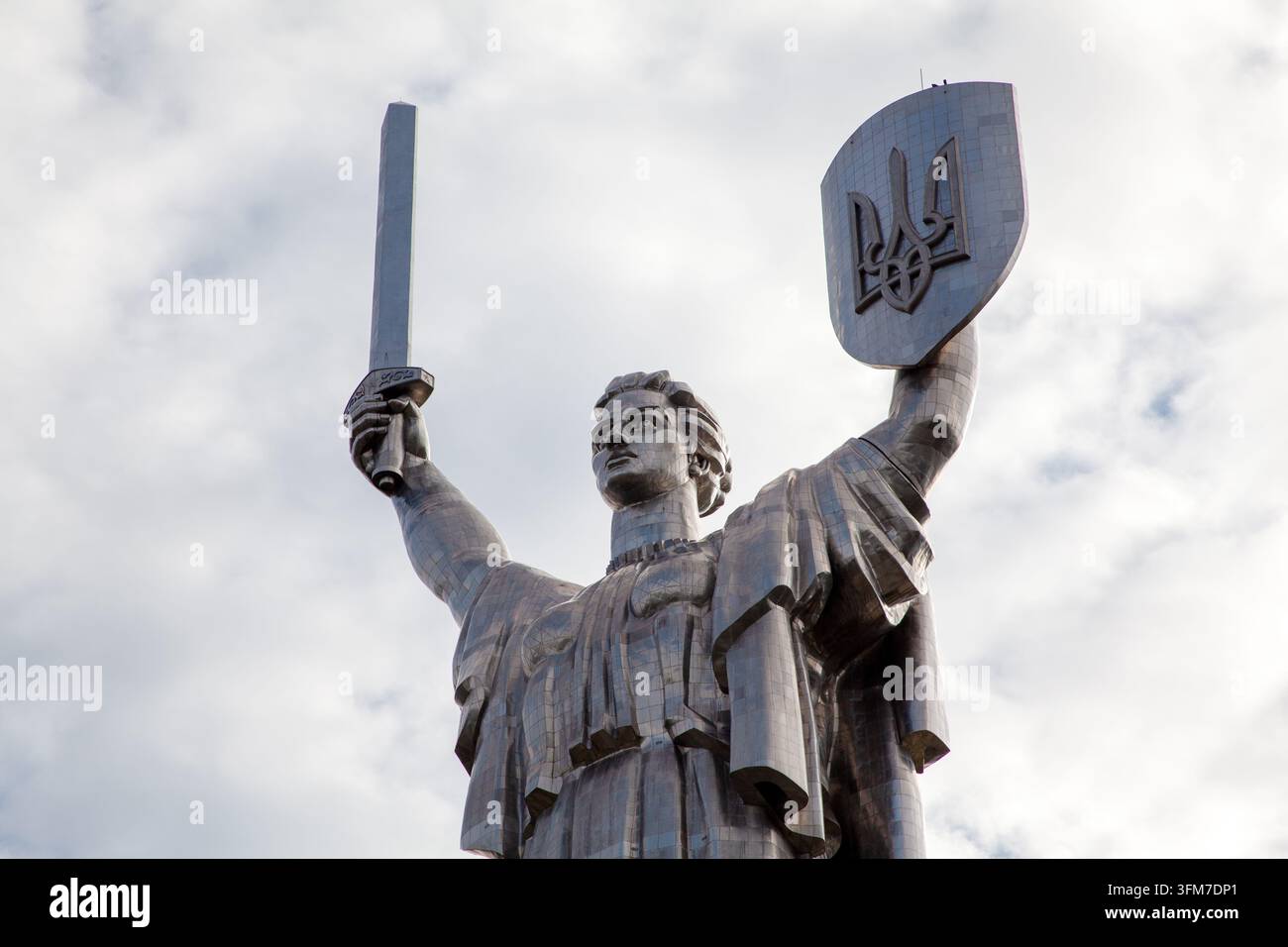 Madre Ucraina, a Kyiv, Ucraina - La scultura fa parte del Museo Nazionale della Storia dell'Ucraina nella Seconda Guerra Mondiale Foto Stock