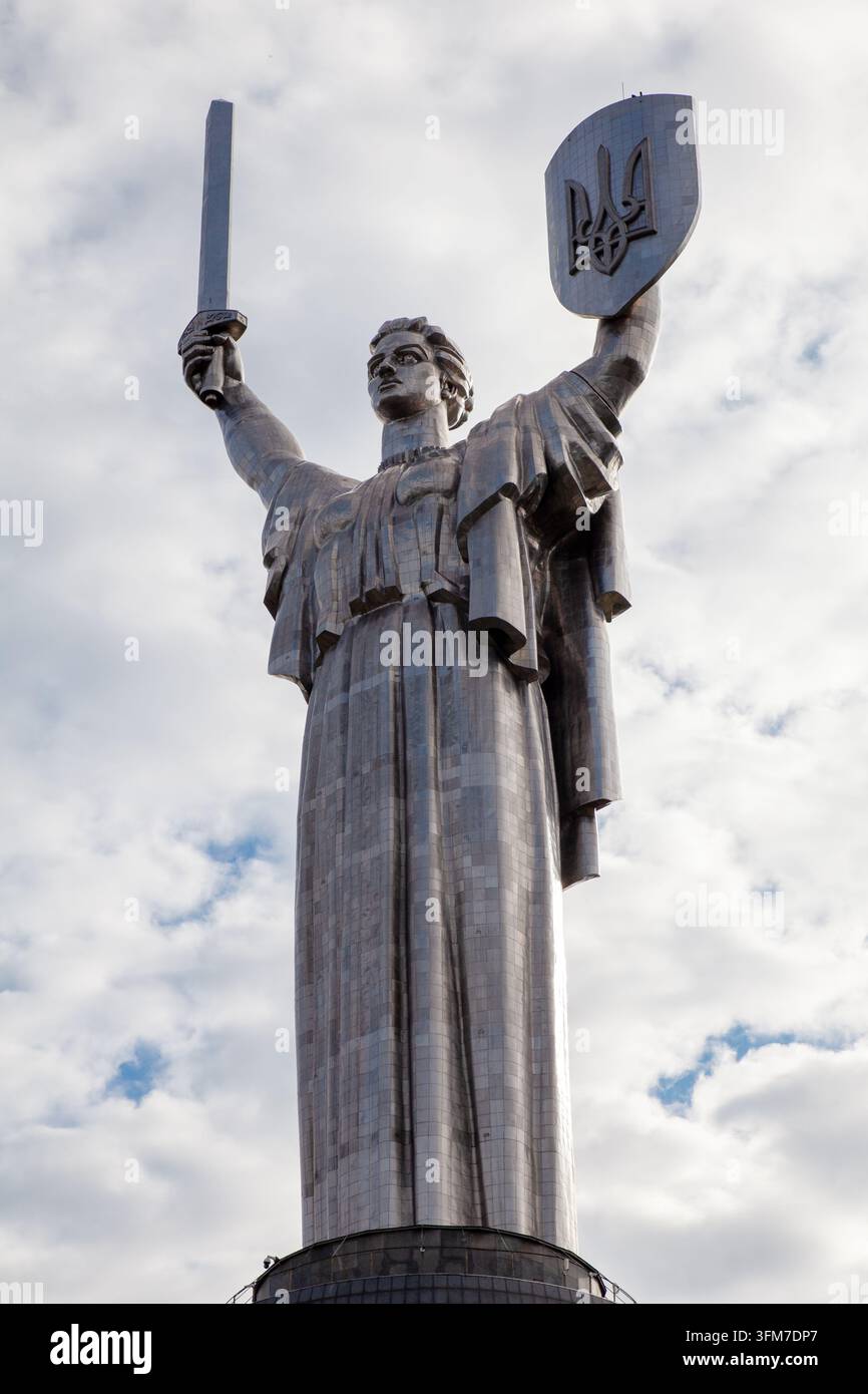 Madre Ucraina, a Kyiv, Ucraina - La scultura fa parte del Museo Nazionale della Storia dell'Ucraina nella Seconda Guerra Mondiale Foto Stock