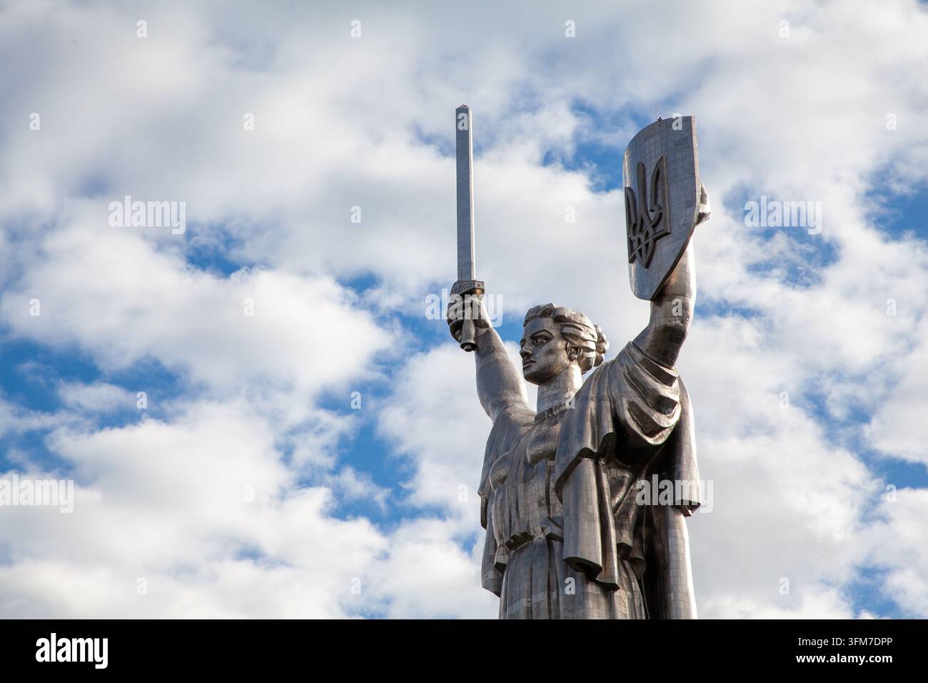 Madre Ucraina, a Kyiv, Ucraina - La scultura fa parte del Museo Nazionale della Storia dell'Ucraina nella Seconda Guerra Mondiale Foto Stock