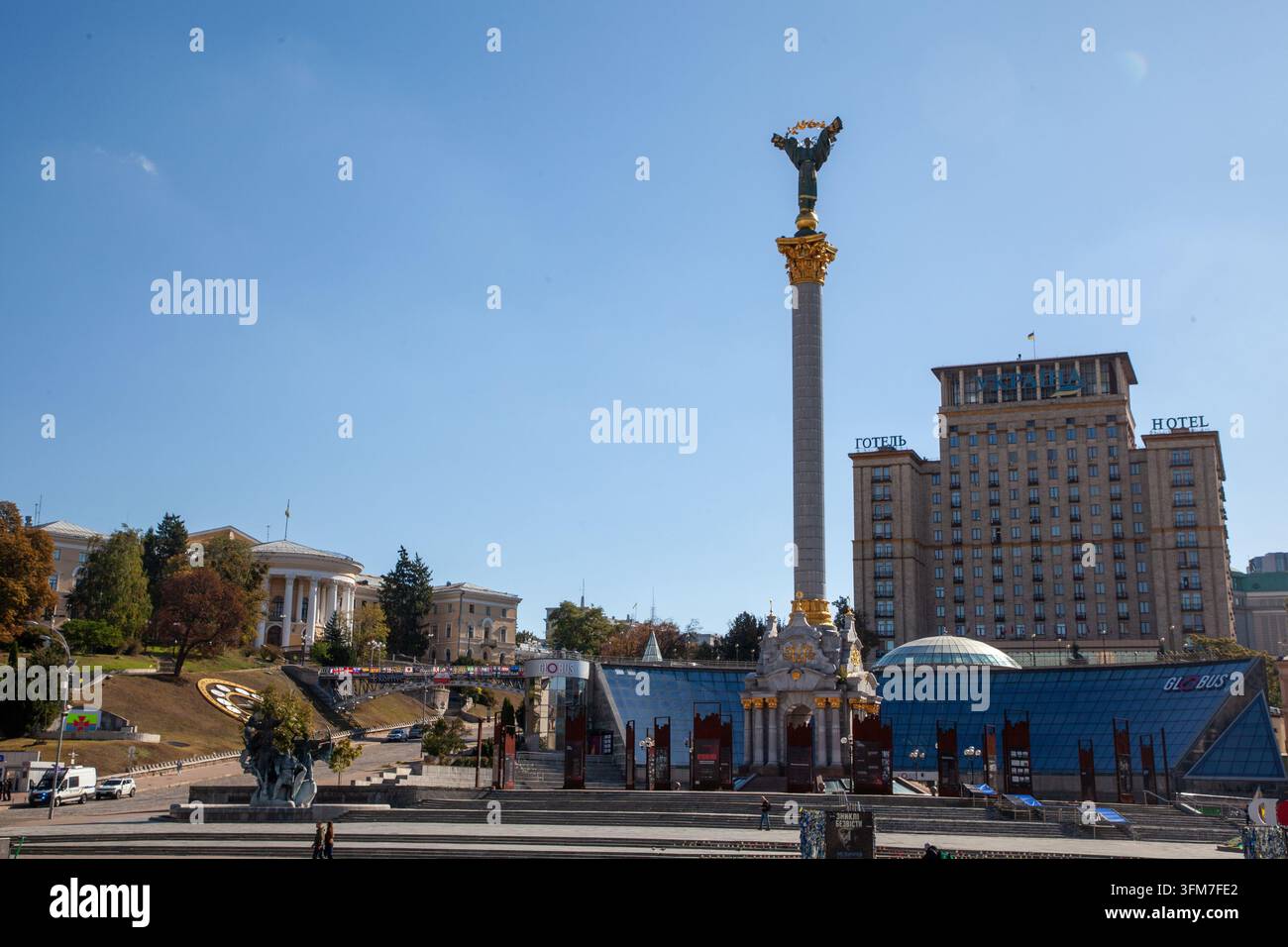 Monumento all'Indipendenza situato in Maidan Nezalezhnosti (Piazza dell'Indipendenza) a Kiev, Ucraina Foto Stock