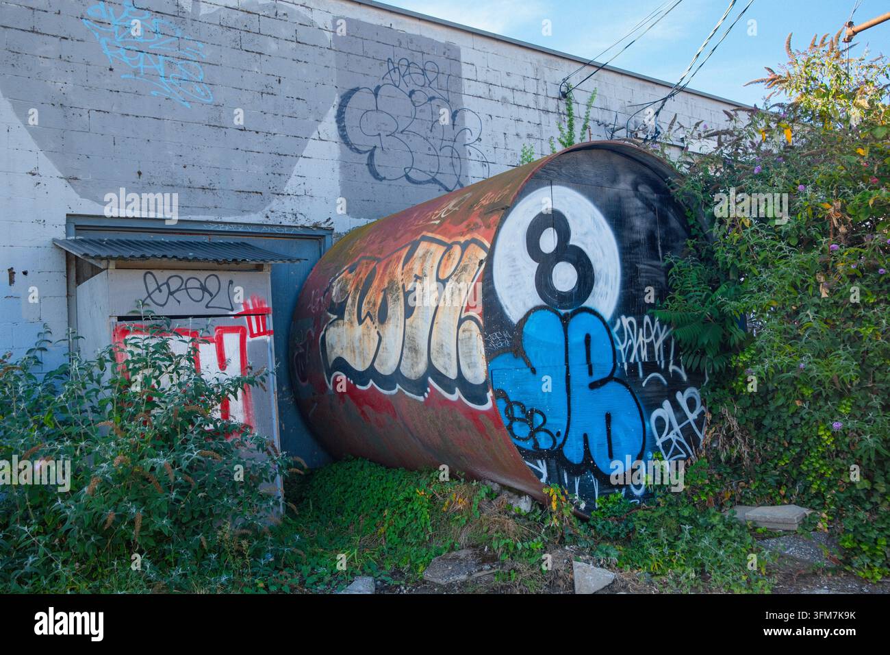 Un cilindro arrugginito riceve il trattamento della palla 8 in una stradina di East Vancouver, BC. Foto Stock