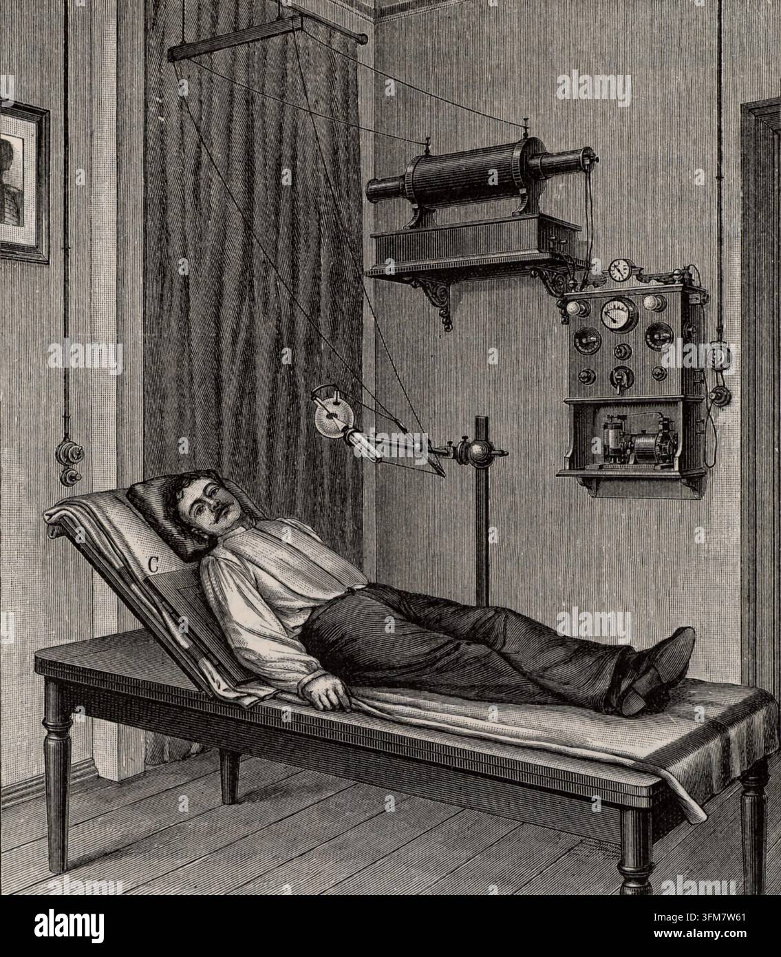 Un'incisione di una procedura radiografica precoce, che raffigura un paziente maschio sdraiato su un lettino da esame durante una radiografia toracica. L'immagine illustra lo stato tecnologico della diagnostica medica dopo la scoperta di Wilhelm Röntgen nel 1895, mostrando un tubo a raggi X sospeso sopraelevato, un pannello di controllo murale complesso e la piastra radiografica posizionata sotto il paziente alla "C". Pubblicato in "Die Naturkrafte" di M Wilhelm Meyer, Lipsia, 1903. Foto Stock
