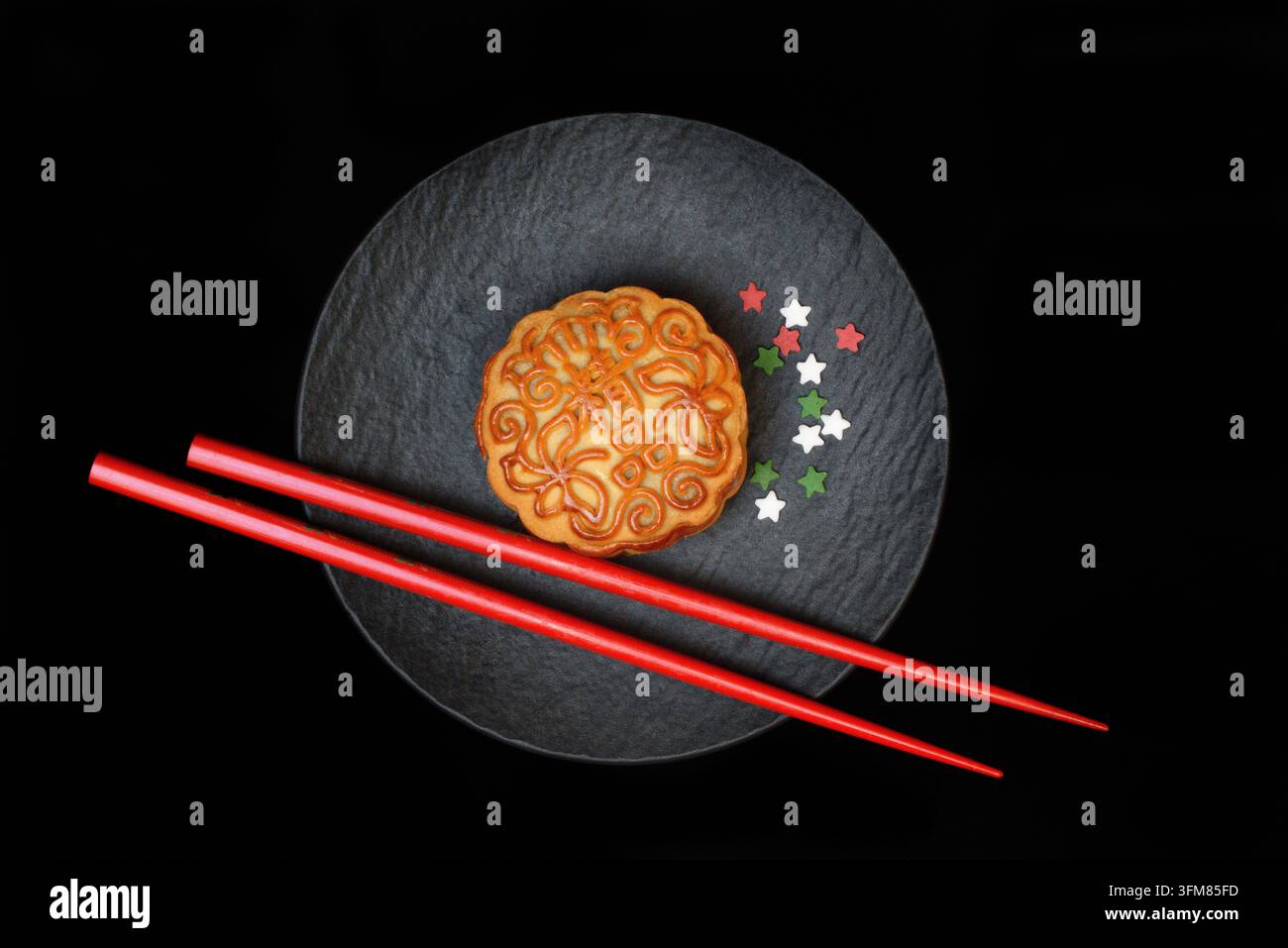 Mooncake, mooncake su piatto con bacchette, Cina Foto Stock