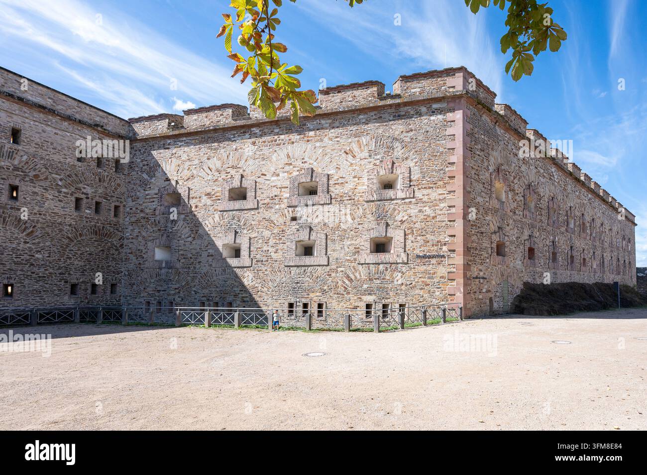 Angolo illuminato dalla luce della fortezza di Ehrenbreitstein, Coblenza, Germania Foto Stock