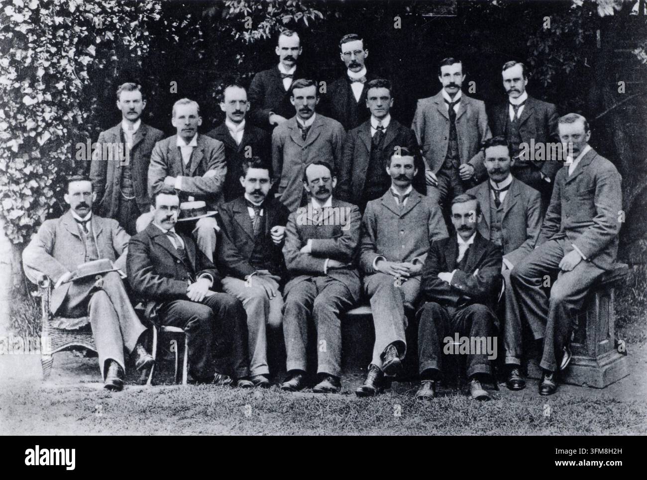 Una fotografia che ritrae Sir Joseph John Thomson (1856–1940) e studenti di ricerca al Cavendish Laboratory, Università di Cambridge. Thomson, che ha identificato l'elettrone nel 1897, è seduto al centro della prima fila con le braccia incrociate, circondato da un gruppo di pionieri tra cui i futuri vincitori del premio Nobel Ernest Rutherford (1871–1937) e Charles Thomson Rees Wilson (1869–1959), insieme ai fisici Paul Langevin (1872–1946) e John Sealy Townsend (1868–1957). Il gruppo rappresenta la prima generazione di "studenti di ricerca" ammessi a Cambridge da altre università secondo la riorganizzazione del 1895 Foto Stock