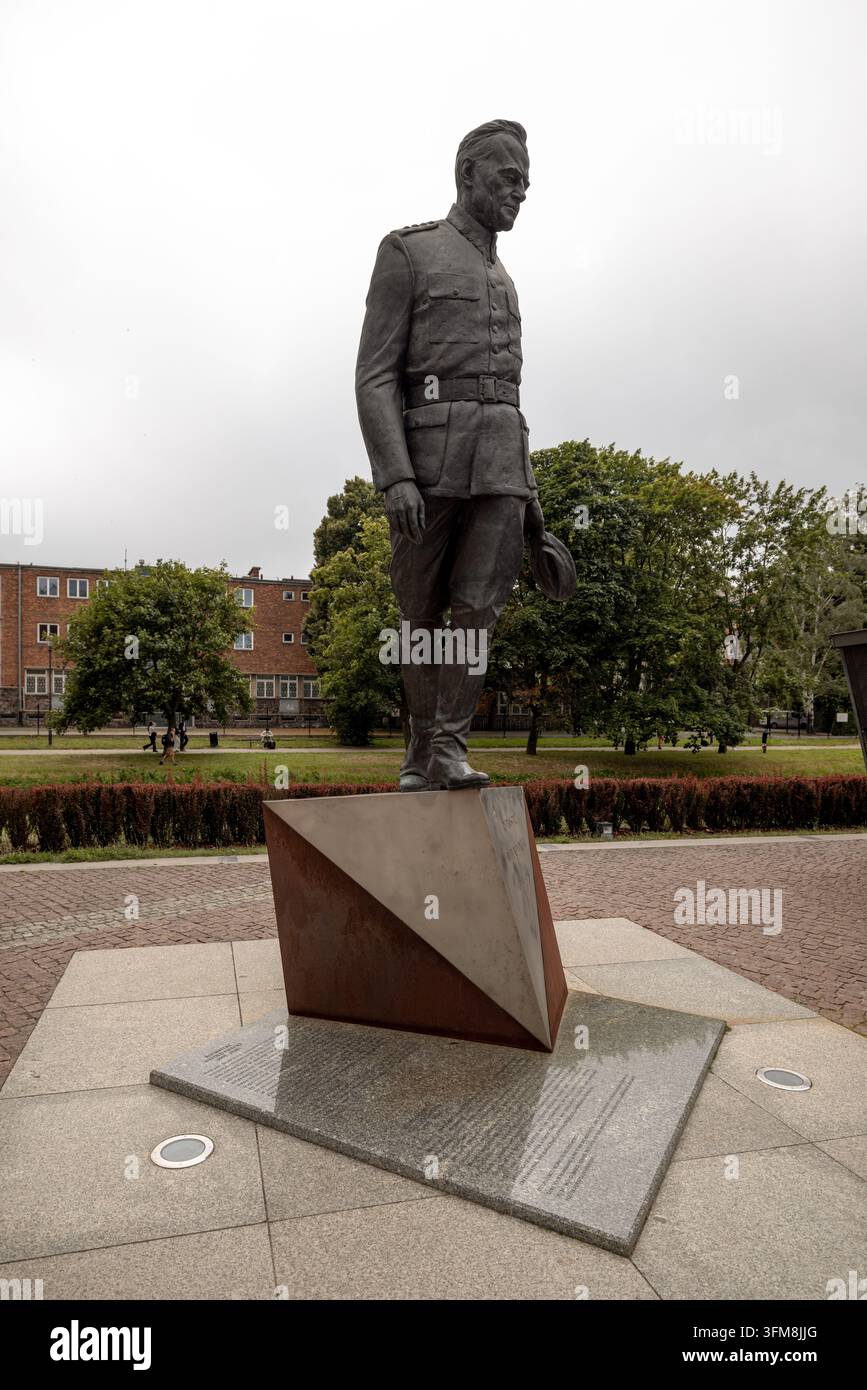Monumento al resistente polacco Witold Pilecki fuori dal Museo della Seconda Guerra Mondiale. Foto Stock