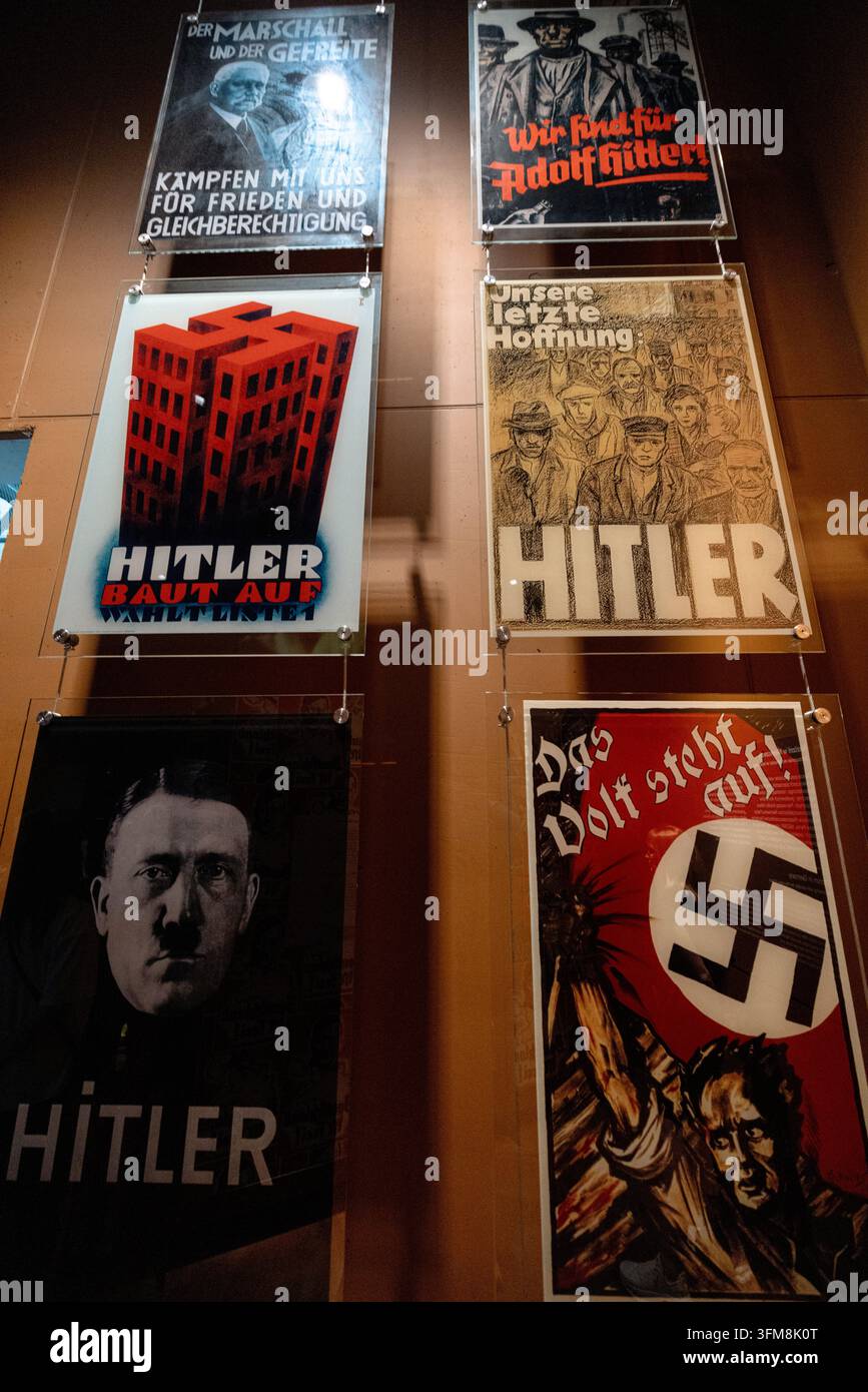 Poster di propaganda bellica e pubblicazioni politiche esposte al Museo della Seconda Guerra Mondiale. Foto Stock