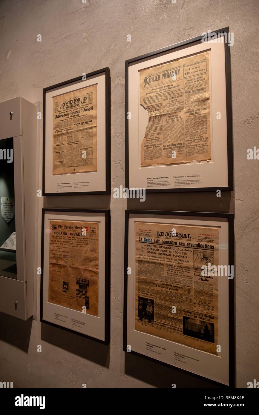 Poster di propaganda bellica e pubblicazioni politiche esposte al Museo della Seconda Guerra Mondiale. Foto Stock