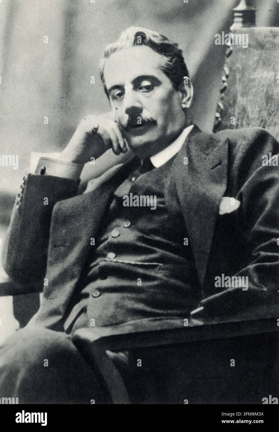 Una fotografia di Giacomo Puccini (1858–1924), il compositore d'opera italiano. Puccini è stato una figura di spicco del movimento verista, creando alcune delle opere più frequentemente rappresentate nel repertorio lirico, tra cui "La bohème", "Tosca" e "Madama Butterfly". Questo ritratto risale al periodo intorno alla prima mondiale di "La fanciulla del West" alla Metropolitan Opera di New York. 1910. Foto Stock