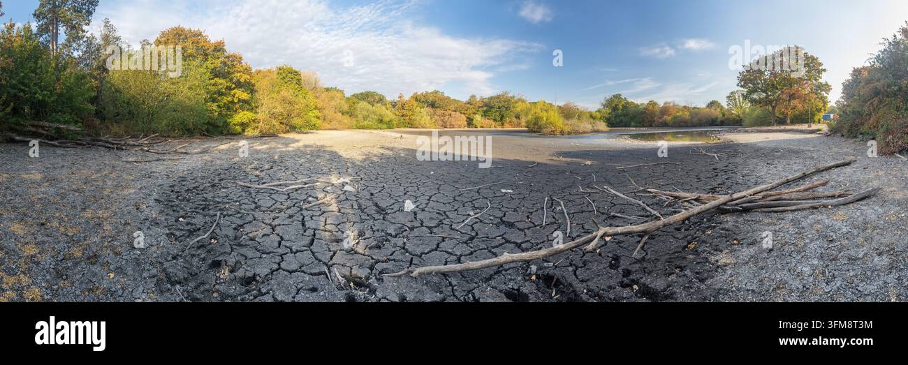 Estate di siccità del 2026. Il lago del cimitero prosciugato su Southampton Common nell’agosto 2026 Foto Stock