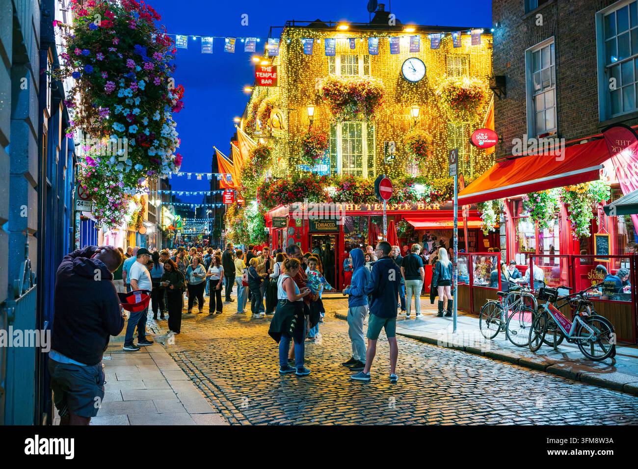 Dublino, Irlanda, 4 agosto 2026: Folle di clienti dei pub e dei ristoranti di Dublino esplorano le strade del popolare quartiere di Temple Bar, che Foto Stock