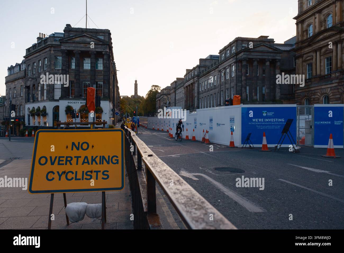 Un cartello "Divieto di sorpasso ai ciclisti" su Waterloo Place con vista su Calton Hill, Edimburgo, Scozia, Regno Unito, il 26 settembre 2026. Foto Stock