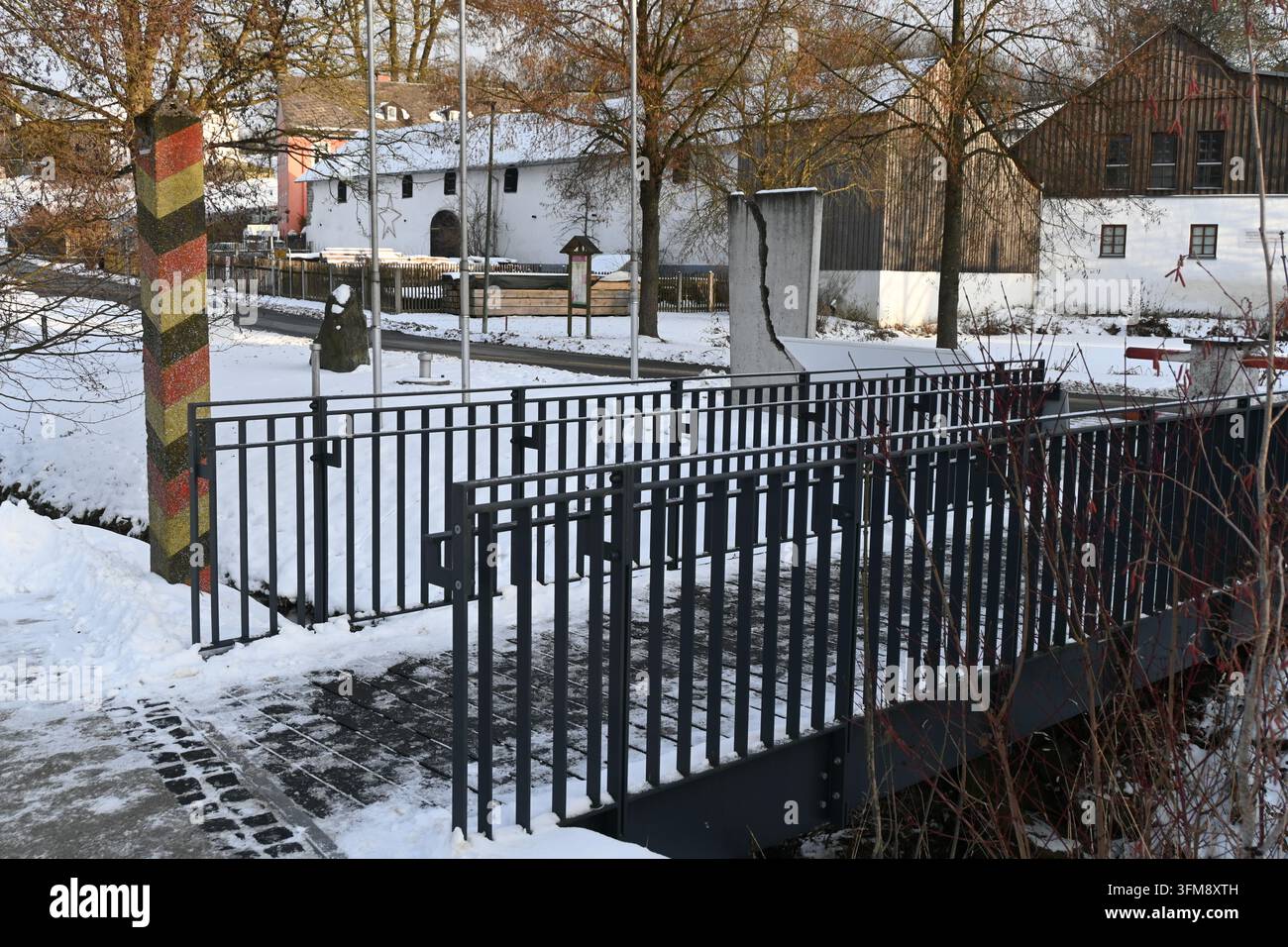 Posto di frontiera e recinzione al Museo tedesco-tedesco di Mödlareuth, un villaggio diviso tra la Bavaria e la Turingia fino al 1989, Germania, 6 gen. 2026. Foto Stock