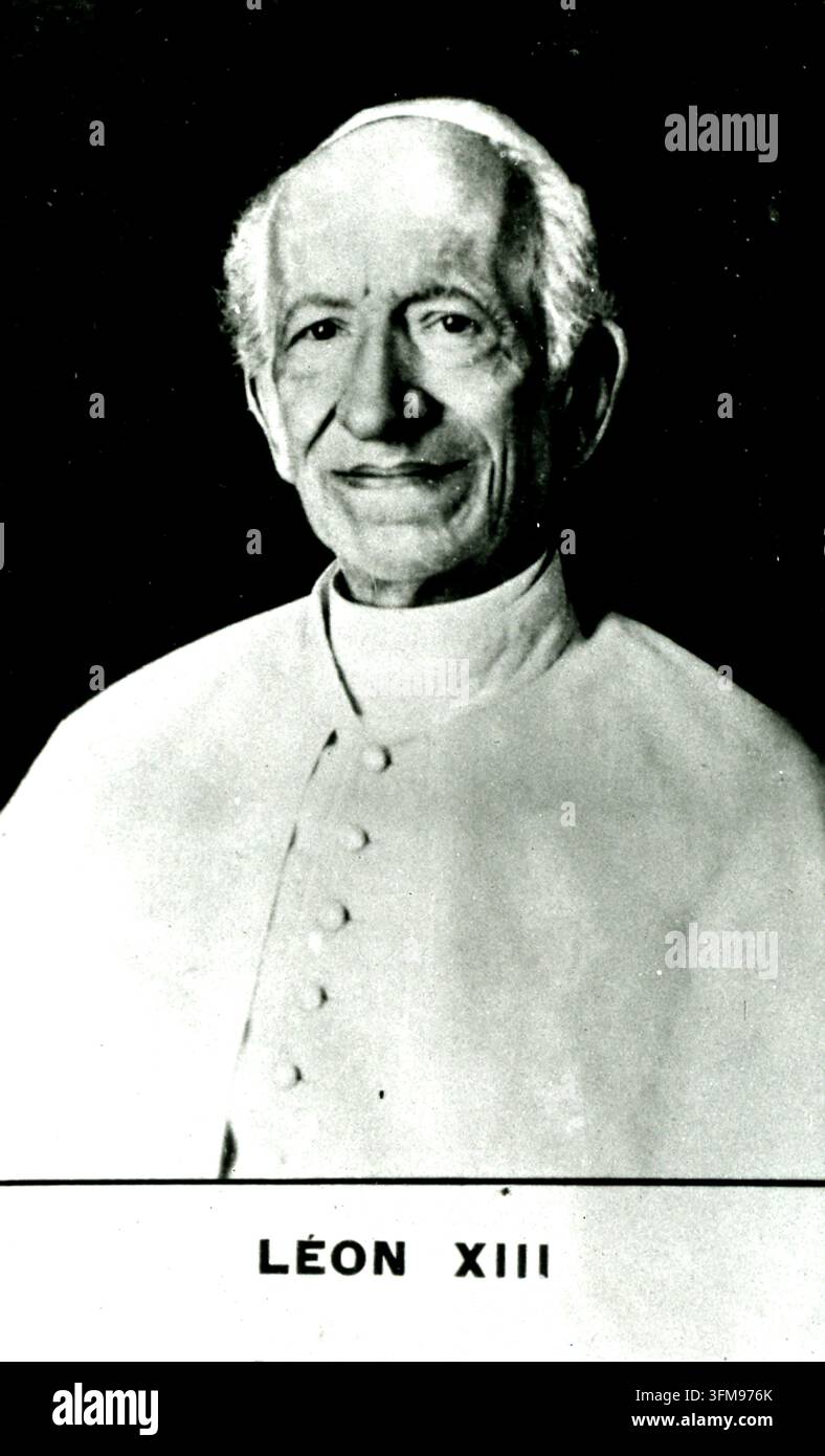 Una fotografia che raffigura Papa Leone XIII (1810–1903), nato Vincenzo Gioacchino Raffaele Luigi Pecci, che ha servito come capo della Chiesa cattolica. Conosciuto per il suo approccio intellettuale e le sue abilità diplomatiche, ha regnato a partire dal 1878 e ha emesso l'influente enciclica sociale Rerum novarum, che affrontava i diritti e i doveri del capitale e del lavoro all'indomani della Rivoluzione industriale. c.1895 Foto Stock