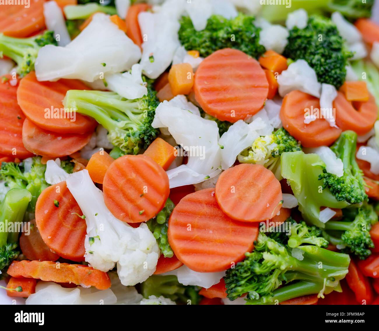 Verdure fresche cotte a vapore con carote e broccoli Foto Stock