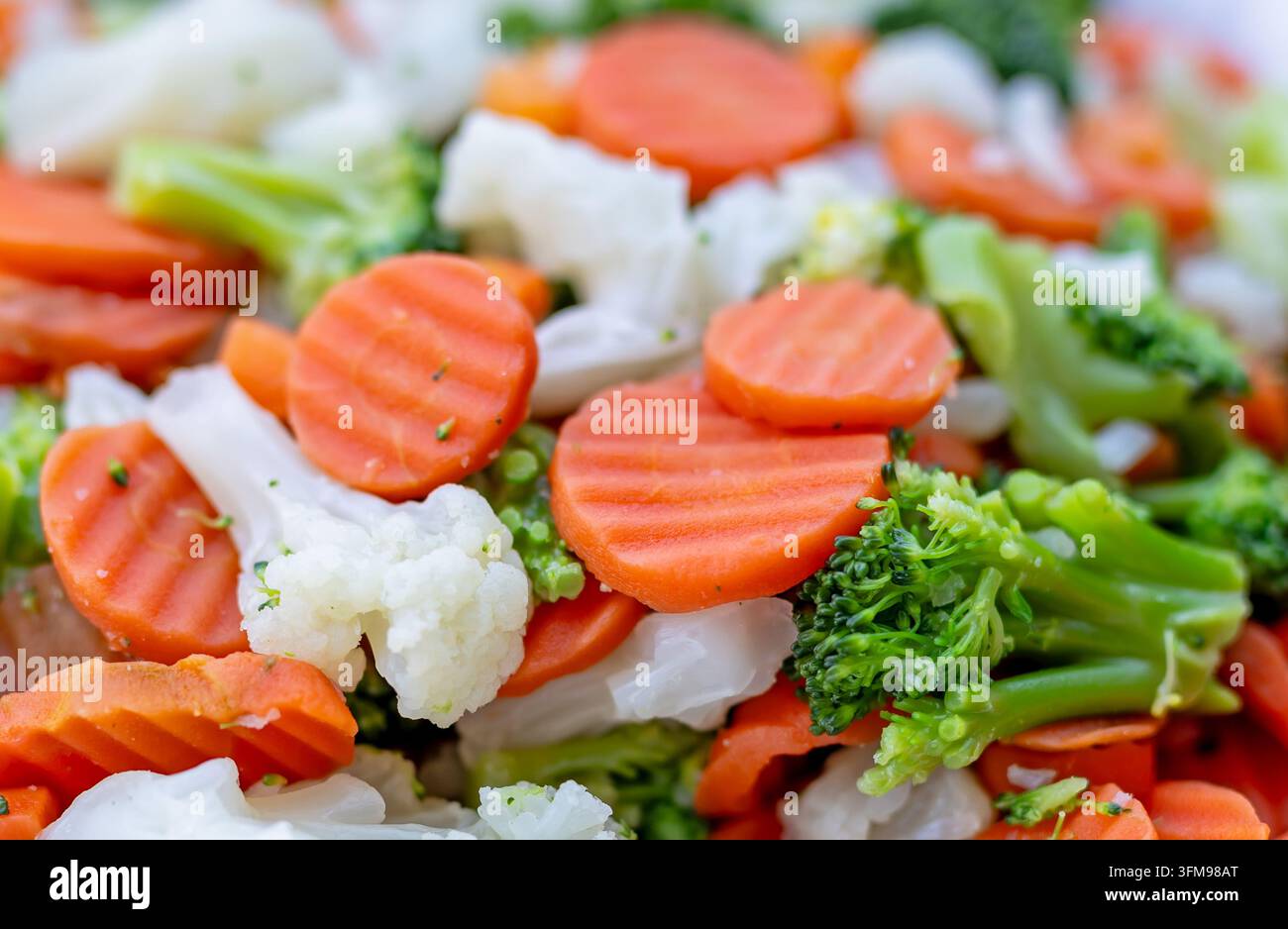 Verdure fresche cotte a vapore con carote e broccoli Foto Stock