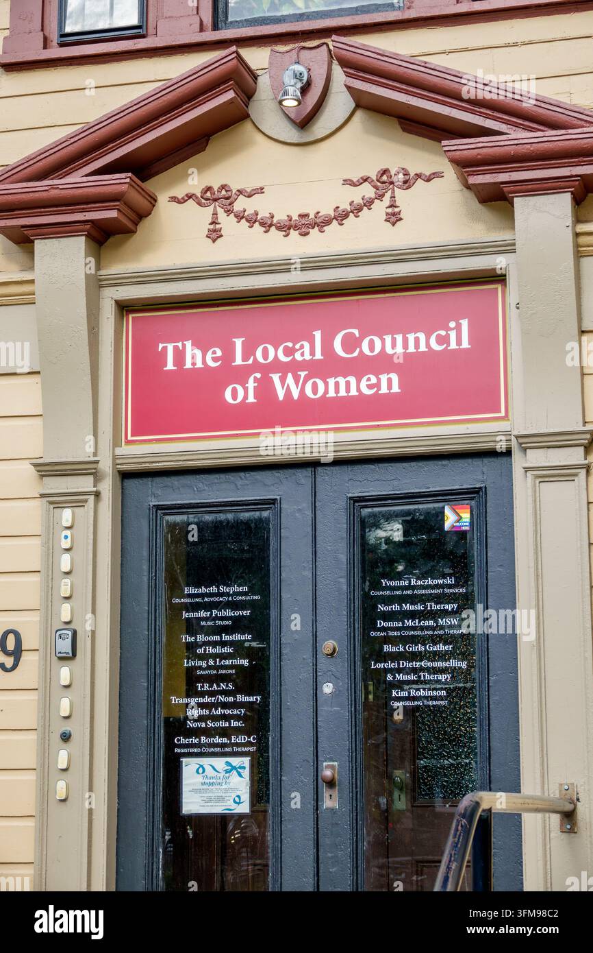 Halifax Nova Scotia Canada, Il Consiglio locale delle donne, organizzazione femminile, servizi alla comunità, ingresso dell'ufficio, cartello dipinto, portale ornato, arcata storica Foto Stock