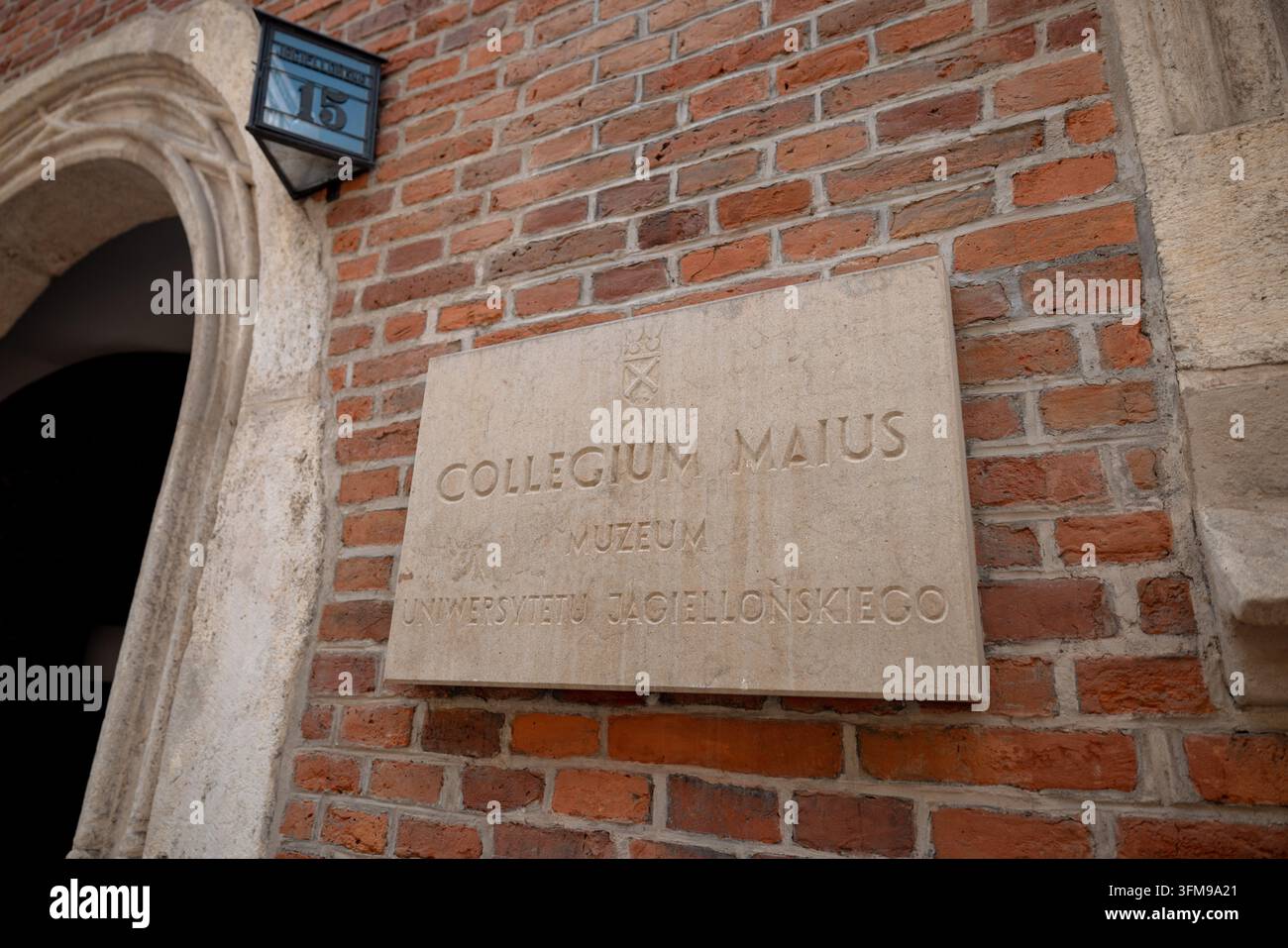 Insegna dell'ingresso del Collegium Maius sulla facciata storica in mattoni dell'Università Jagellonica. Foto Stock