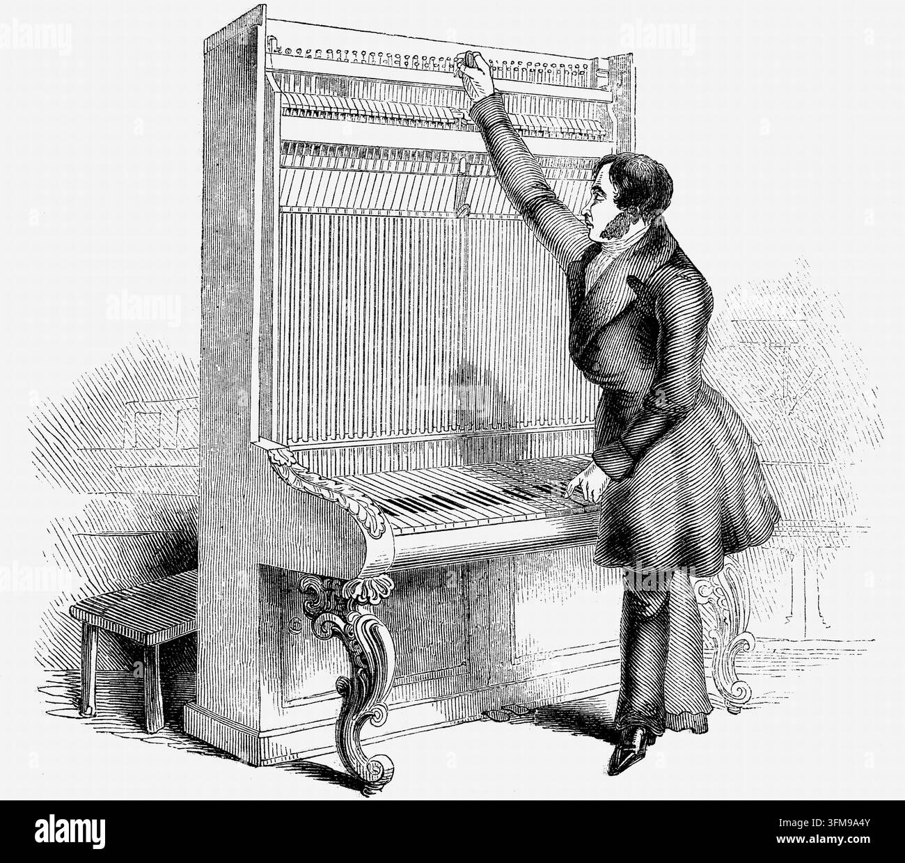 Un'incisione su legno che raffigura un uomo che accorda un pianino da camera prodotto da John Broadwood & Sons. Il tecnico è mostrato in piedi davanti allo strumento verticale alto, che si allunga verso l'alto per regolare i perni dell'accordatura con una chiave mentre preme un tasto per verificare l'altezza del tono. John Broadwood & Sons era un'azienda londinese di prim'ordine nota per i suoi significativi contributi al design del pianoforte, e questa illustrazione cattura la manutenzione di uno strumento domestico comune dell'era vittoriana iniziale. 1842. Foto Stock