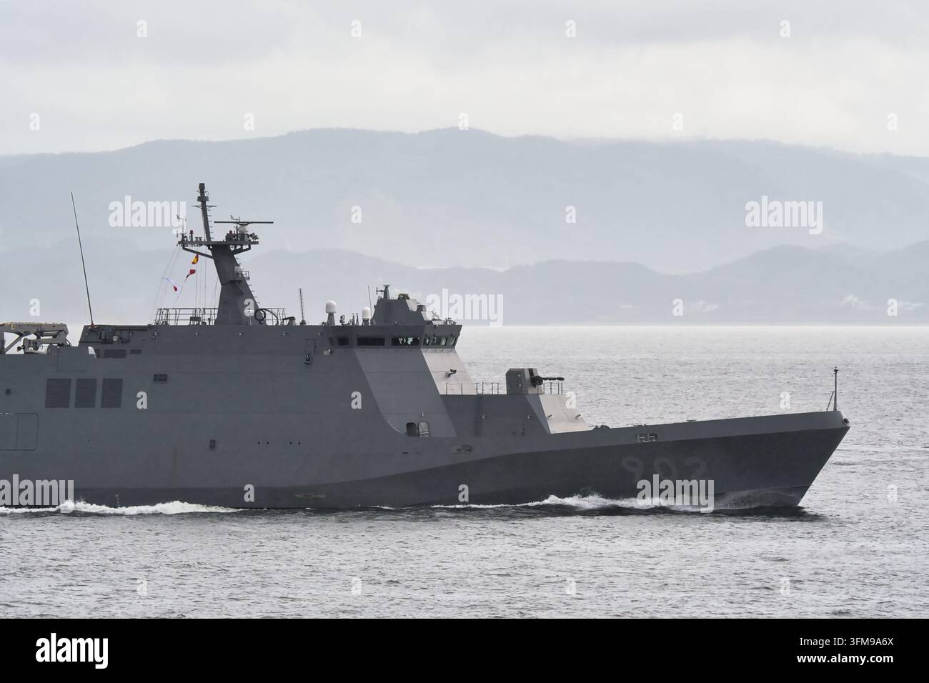 Forze di autodifesa marittime giapponesi JS Tachibana (OPV-902) Pattugliatore di classe Sakura in navigazione nella baia di Tokyo Foto Stock