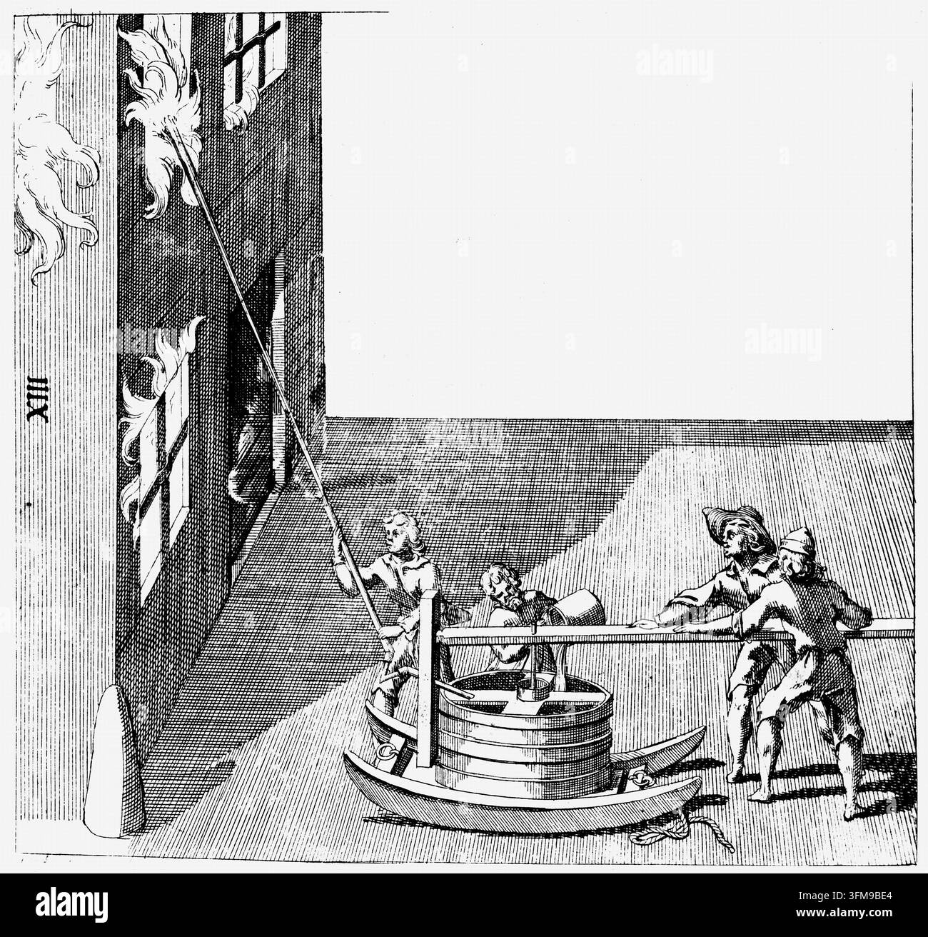 Un'incisione che raffigura una macchina antincendio manuale di Isaac de Caus (1590–1648), "Nouvelle Invention de Lever l'Eau Plus Hault" (Nuova Invenzione per Alzare l'Acqua Più in Alto), che mostra uomini che pompano acqua da un serbatoio simile a una vasca attraverso un lungo tubo diretto verso un edificio in fiamme. Il dispositivo, montato su pattini per il trasporto, rappresenta l'ingegneria idraulica precoce progettata per la lotta agli incendi prima dell'adozione diffusa dei moderni sistemi di pompaggio. 1664. Foto Stock