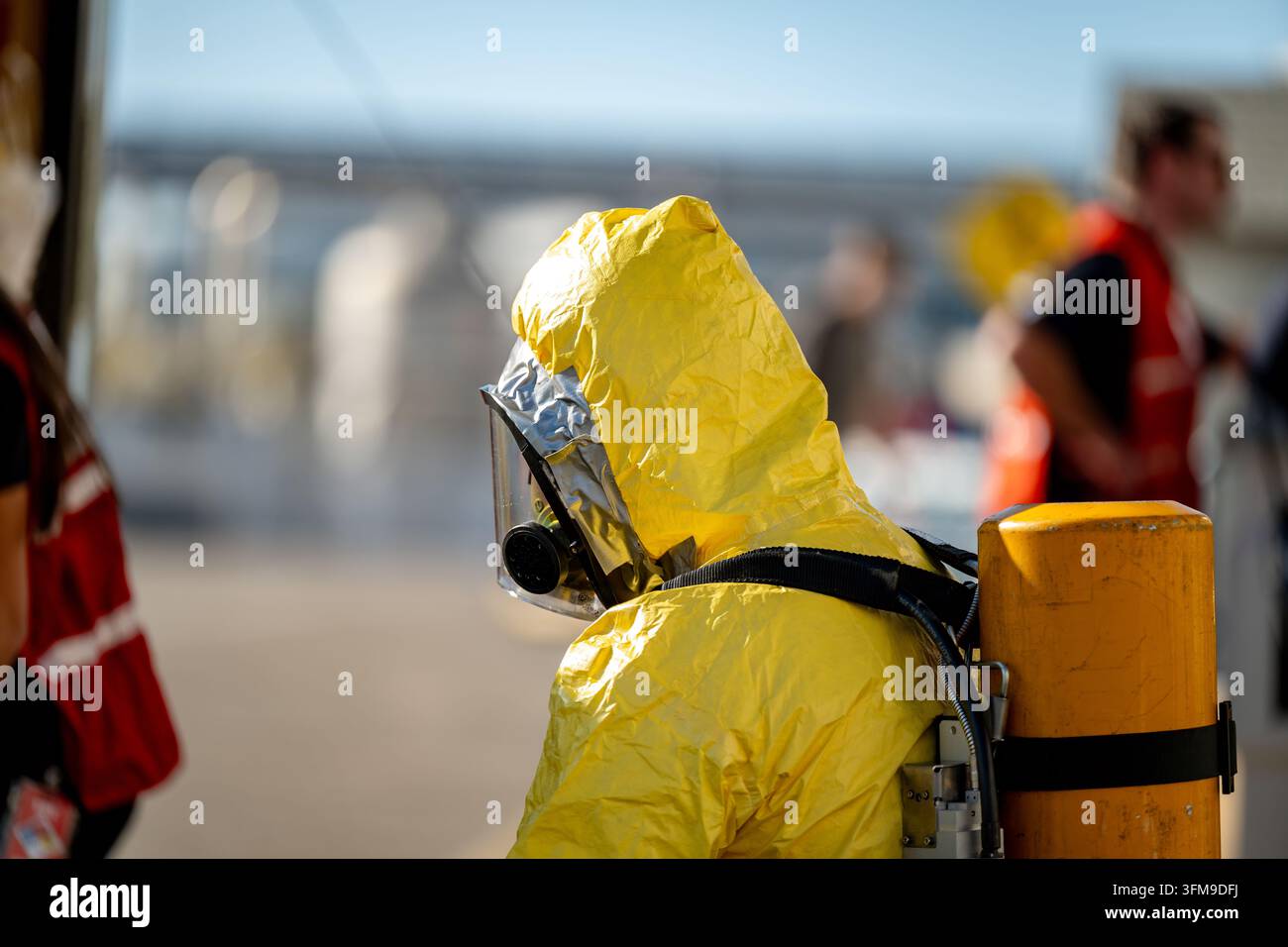 Tuta protettiva gialla per rischi chimici sigillata per la protezione con serbatoio d'aria Foto Stock