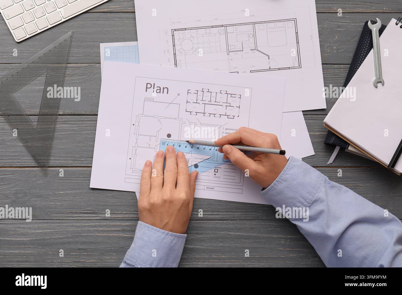 Architettura e pianificazione della costruzione, architetto che lavora su progetti di casa con righello e matita su una scrivania di legno per lo sviluppo di un progetto ingegneristico Foto Stock
